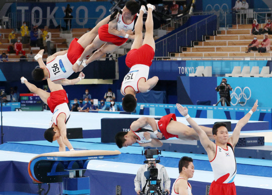 2일 일본 아리아케 체조경기장에서 열린 도쿄올림픽 남자 기계체조 도마 결선에서 신재환이 1차 연기를 하고 있다. 신재환은 1차 시기에서 도마를 옆으로 짚고 세 바퀴 반을 비틀어 회전해 내리는 6.0점짜리 요네쿠라 기술을 펼쳐 14.733점을 획득했다. <도쿄=연합뉴스>